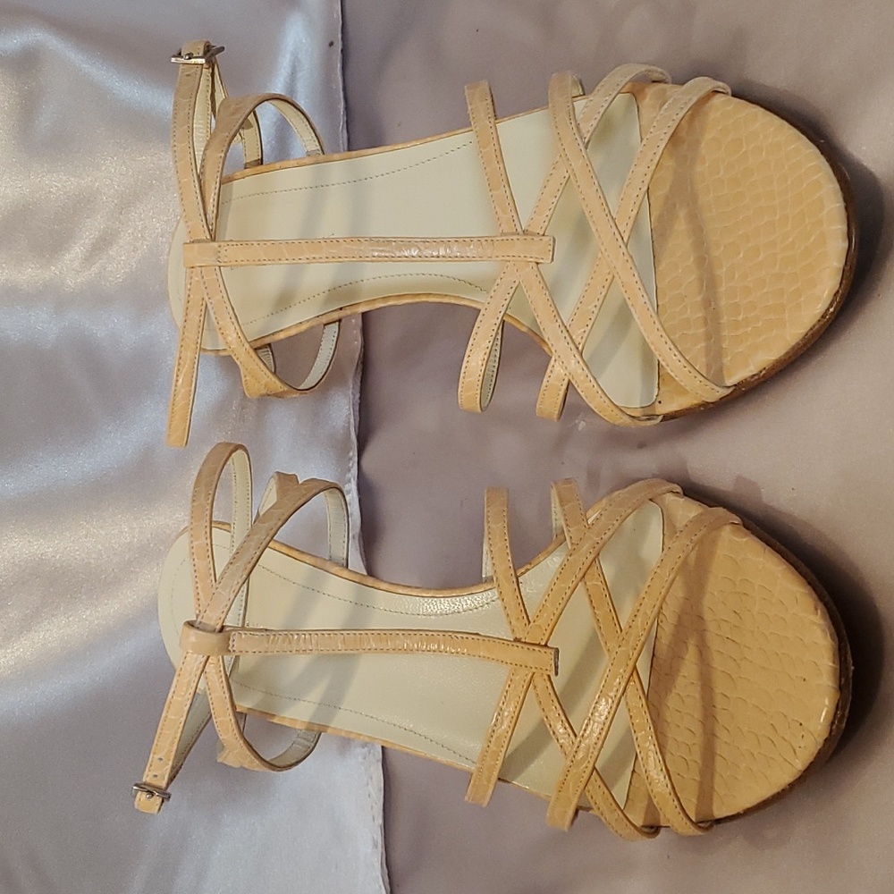 BANANA REPUBLIC PINK PEACH STRAPPY KITTEN HEELS